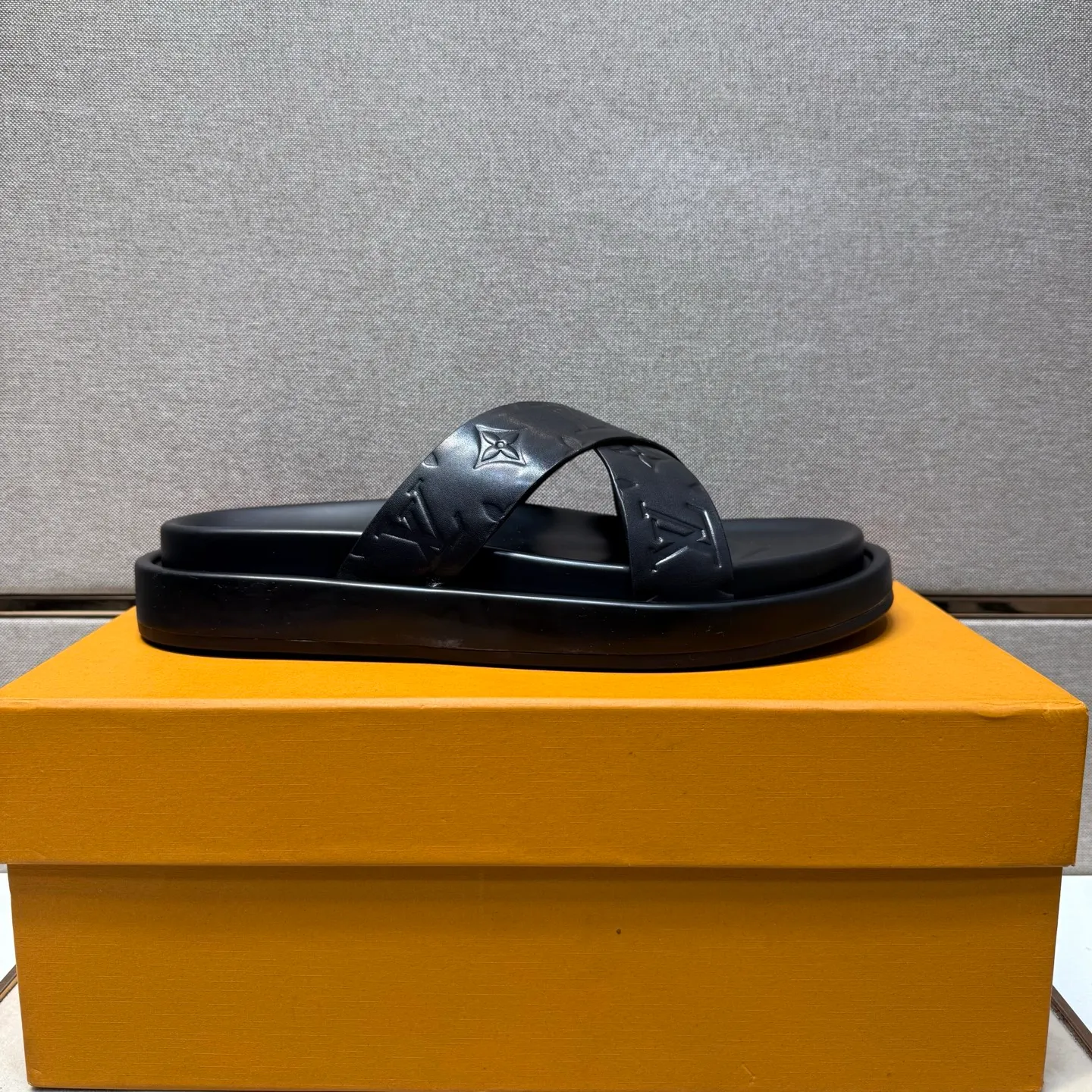 ⬛️Men's shoes 💰p400 [LV～] Men's casual slippers 2025z cabinet sales simultaneously 🔶Size: 39-44#️⃣ 🔷2 colors🔜The upper is made of cowhide stitching➕Genuine leather lining, comfortable and breathable, sole: original comfortable and wear-resistant outsole, ⚠️Real 📱Photographed🎬The real thing is better📢📢📢